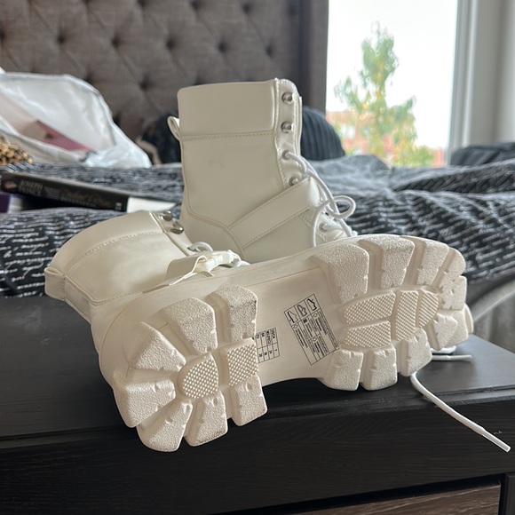 BRAND NEW FOREVER 21 WHITE COMBAT STYLISH BOOTS! - Picture 11 of 16